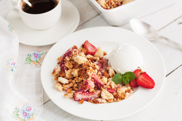 Strawberry crumble with ice cream