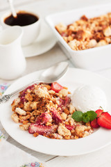 Strawberry crumble with ice cream