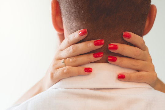 m&atilde;os com unhas vermelhas na nuca