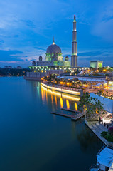 Fototapeta na wymiar Night view of Putrajaya Mosque in Federal territory on Malaysia
