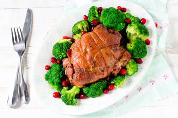 Baked roll from turkey thigh with broccoli and cranberries
