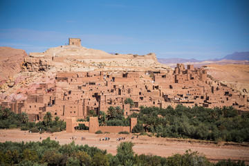 alte stadt mit kasbah in marokko palmenoasen im draa tal