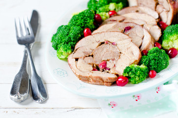 Baked roll from turkey thigh with broccoli and cranberries