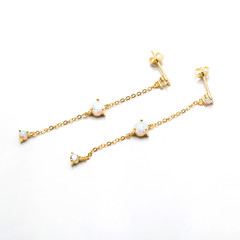 Fototapeta na wymiar Gold and Diamond Chain Drop Earrings
