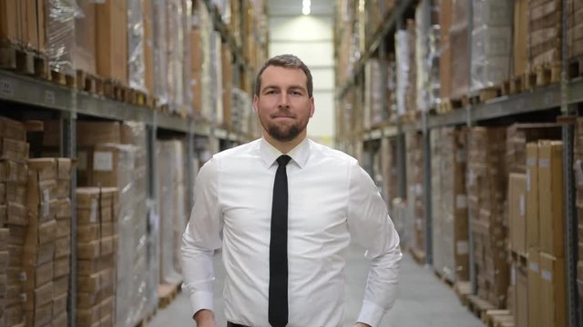 erfolgreicher Gesch&auml;ftsmann einer Logistikfirma im Warenlager // successful businessman of a logistics company in a warehouse