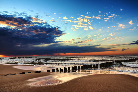 Wsch&oacute;d słońca na plaży w Chałupach