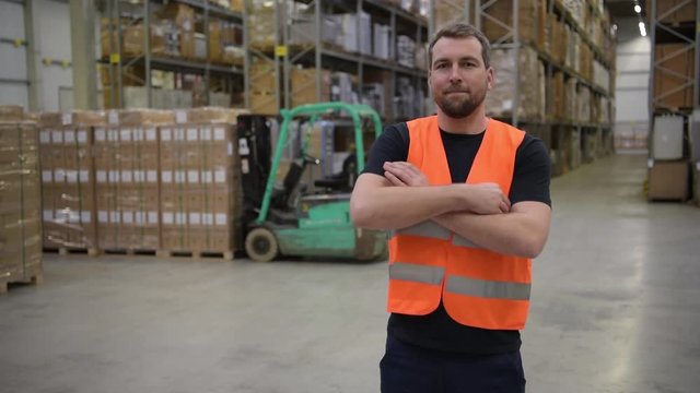 Arbeiter in einem Warenlager einer Spedition // Worker in a warehouse of a forwarding agency
