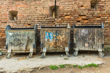 Naklejka premium Belgrad, Serbia 07 kwietnia 2018 r .: Pojemniki magazynowe na śmieci