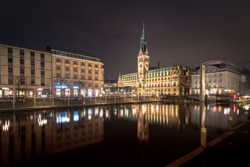 Fototapeta na wymiar Hamburger Rathaus bei Nacht