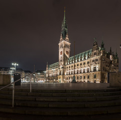 Obraz premium Hamburger Rathaus bei Nacht