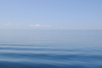 Obraz premium Landscape of a lake and waves