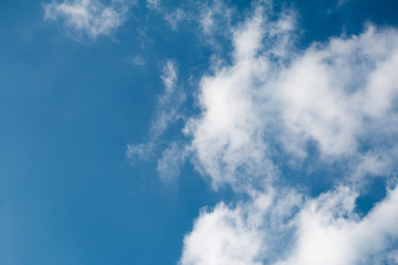 blauer Himmel mit weissen Wolken