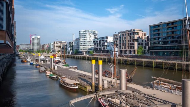 Zeitraffer vom Traditionsschiffhafen mit Ponton und Booten in der HafenCity, Hamburg, Deutschland