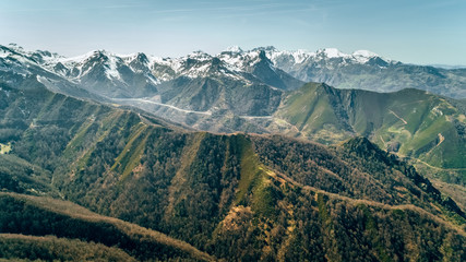 Naklejka premium Aerial view of mountains and snowy peaks