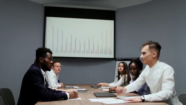 Conclusion multietnicita mutually beneficial transactions between African American and European. Transfer of ownership in the conference room. The Board of Directors. Business meeting.
