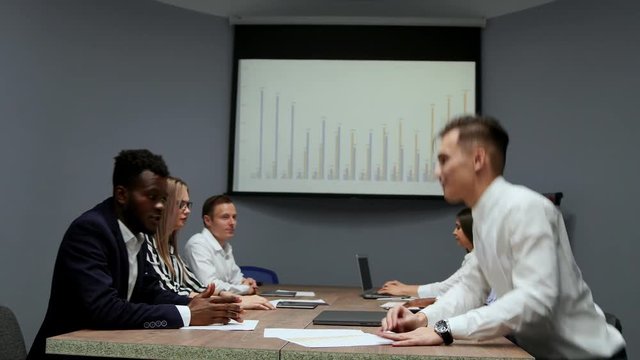 Conclusion multietnicita mutually beneficial transactions between African American and European. Transfer of ownership in the conference room. The Board of Directors. Business meeting.