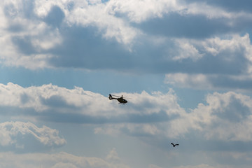 Hubschrauber mit Wolken, Silhouette eines Hubschrauber, schöner wolkiger Himmel