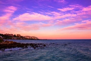 Obraz premium Beach. Sunset on a stone beach in Estepona.