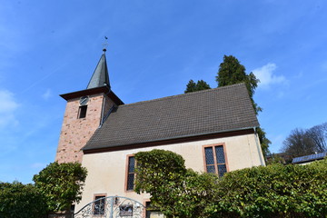 Fototapeta premium Evangelische Kirche in Flörsbach-Flörsbachtal im Main-Kinzig-Kreis 