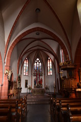 Fototapeta na wymiar Innenansicht der katholischen Pfarrkirche St. Michael und St. Sebastian in Bernkastel Kues 