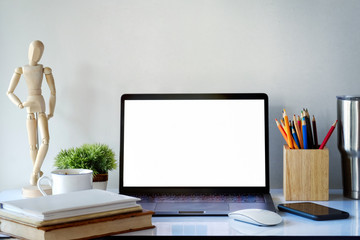 Mock up laptop blank screen desktop. workspace of designer