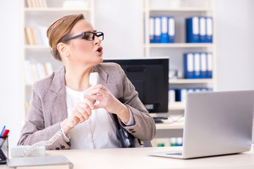 Obraz premium Businesswoman employee talking on the office phone