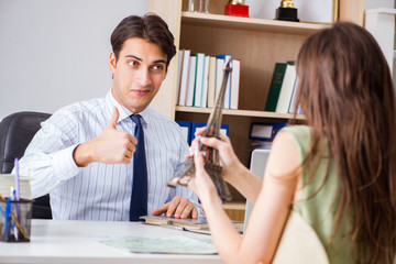 Obraz premium Customer visiting travel agency and talking to agent