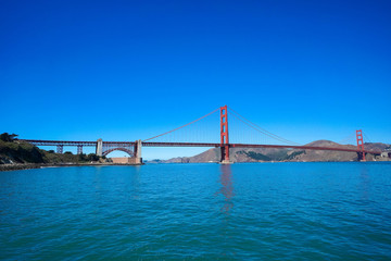 Fototapeta premium Side view to the golden gate bridge SFO