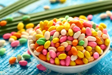 Crédence de cuisine en verre imprimé Bonbons Traditional Indian sugar coated cumin seed sweets.