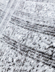 Reifenspuren im Schnee