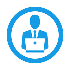 Icono plano hombre trabajando en ordenador en circulo color azul