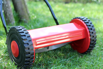 Fototapeta premium Rasenmäher im Garten