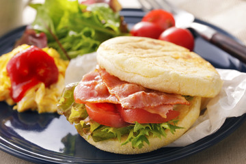BLT マフィンサンド　BLT English muffin sandwich