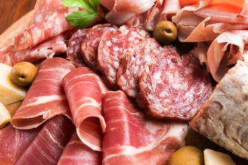 Fotobehang Italiaanse salami en hammen, Italiaanse voorgerechten © Alessio Orrù