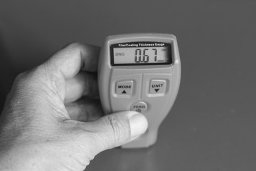 Lackmessgerät am Fahrzeug