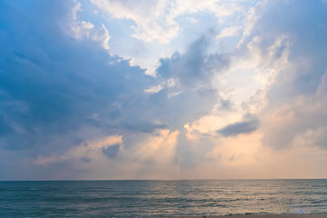 Obraz premium Beautiful sunrise on the sea at Thailand.