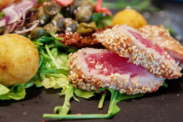 Salad of tuna in sesame.