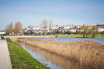 Spacer nad brzegiem jeziora