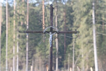 metalowy krzyż kapliczka w lesie
