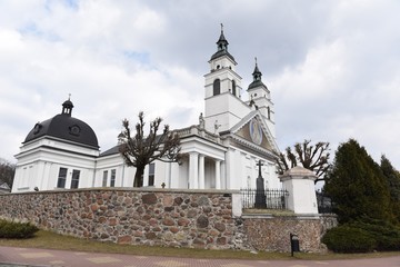 Sokółka kościół katolicki widok z boku za murem
