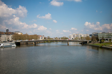 Naklejka premium Pont Anne de Bretagne traversant la loire entre l'ile de Nantes et les quais de la fosse 