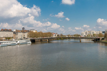 Pont Anne de Bretagne traversant  la loire entre l'ile de Nantes et les quais de la fosse 