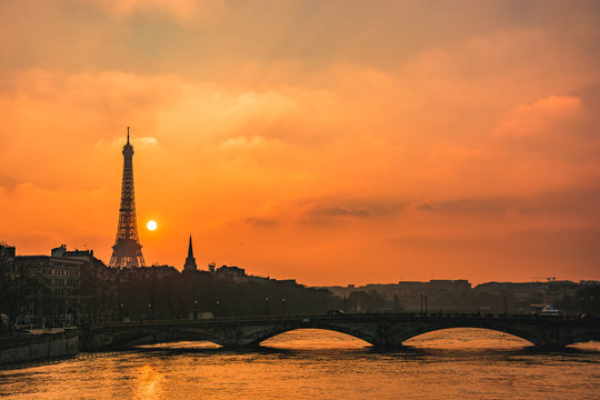 La Torre Eiffel de Paris con la rio Sena en atardecer
