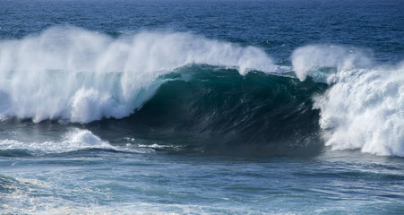 ocean waves breaking