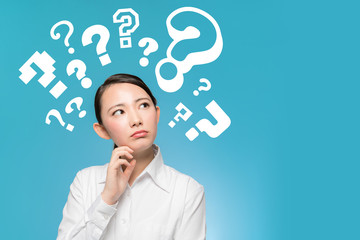 疑問を持つ女性