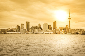 Obraz premium Cityscape from the sea. Skyline Auckland, North Island, New Zealand. A beautiful sunset