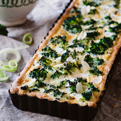 Gesunde vegetarische Tart mit Brokkoli