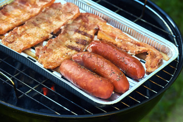 Grill z mięsem grillowanie w letni dzień  - obrazy, fototapety, plakaty