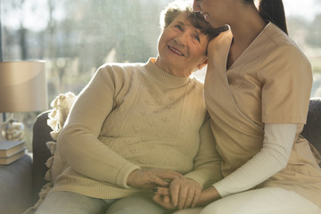 Obraz premium Pensioner and nurse hugging