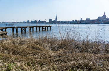 Fototapeta na wymiar Blick auf die Skyline von Rostock - Blick über den Fluss Warnow